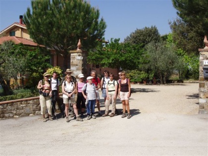 La veille, vendredi, marcheurs en randonnée -25 km- avec Massimo (deux piliers aux coqs-emblèmes du Chianti)