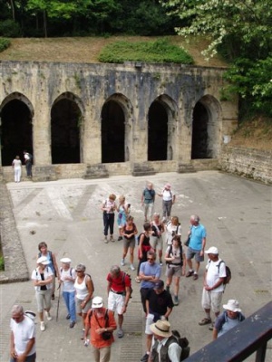 Marcheurs et cyclos à la Fontaine aux fées à Poggibonsi